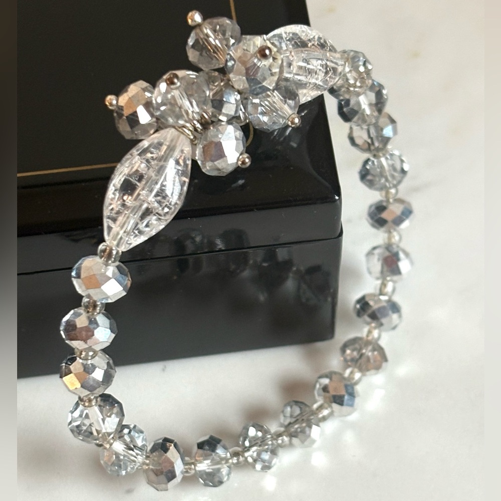 Vintage Avon Faceted Glass Bead Stretch Bracelet Silver Tone Cluster Accent